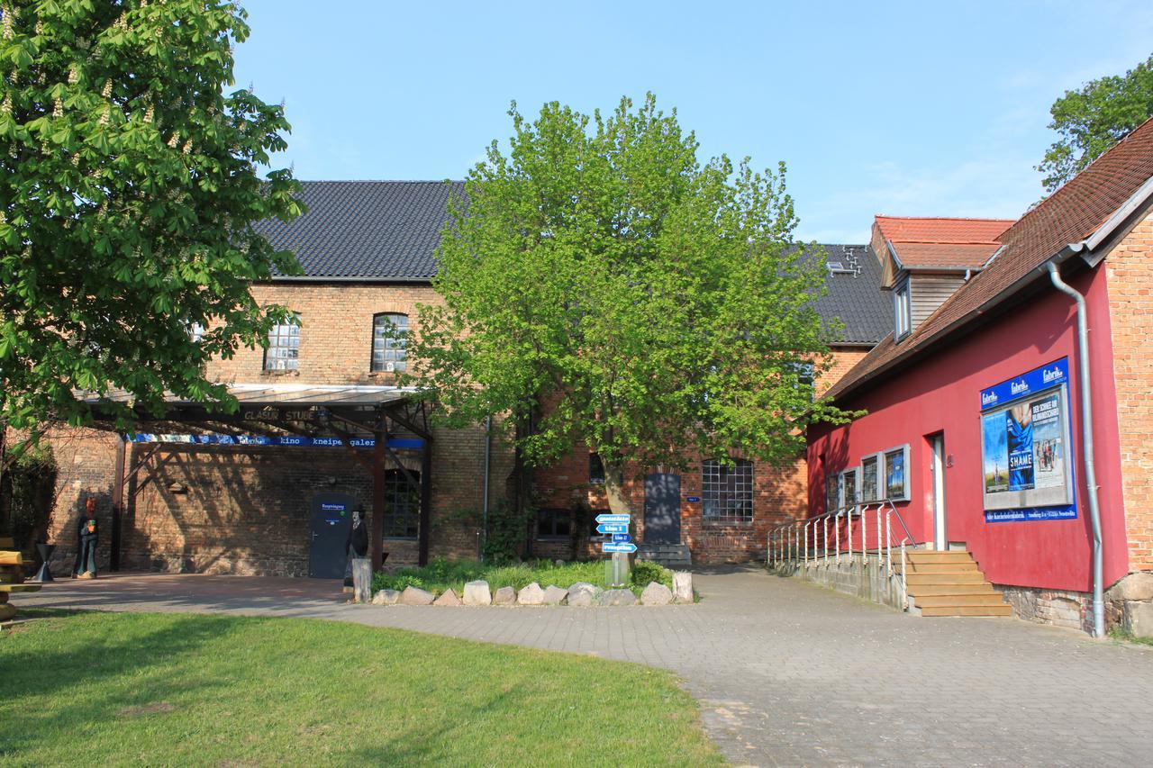 Basiskulturfabrik Oeko-Hotel Нойштрелиц Экстерьер фото
